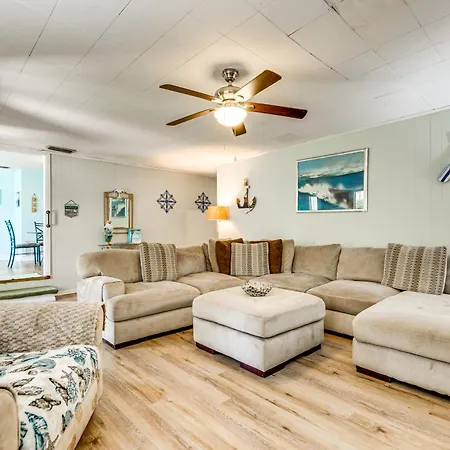 Fort Walton Coastal Retreat With Yard Walk To Beach